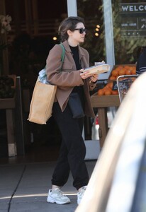 elizabeth-olsen-getting-lunch-from-grocery-store-buffet-at-bristol-farms-in-bevrly-hills-01-25-2023-0.jpg