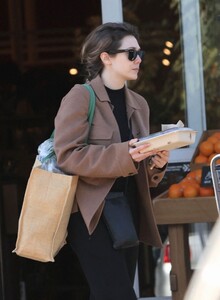 elizabeth-olsen-getting-lunch-from-grocery-store-buffet-at-bristol-farms-in-bevrly-hills-01-25-2023-3.jpg