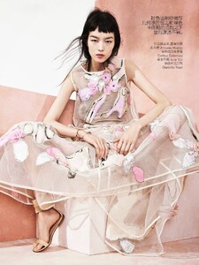 fei-fei-sun-by-sharif-hamza-for-vogue-china-may-2014-10-e1397327056993.thumb.jpg.52723905763ca6fb818d907588d8a747.jpg