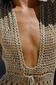 flook-the-label-sariah-dress-crochet-khaki-summer-model-palmtree-006.jpeg