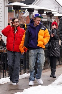 hailey-rhode-bieber-winter-street-style-aspen-01-01-2023-0.jpg