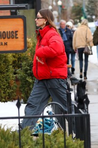 hailey-rhode-bieber-winter-street-style-aspen-01-01-2023-2.jpg