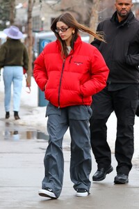 hailey-rhode-bieber-winter-street-style-aspen-01-01-2023-3.jpg