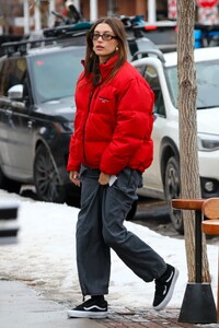 hailey-rhode-bieber-winter-street-style-aspen-01-01-2023-4.jpg