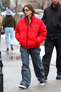 hailey-rhode-bieber-winter-street-style-aspen-01-01-2023-5.jpg