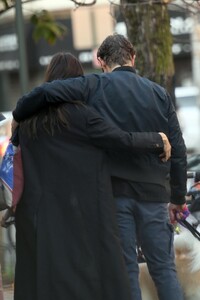 irina-shayk-and-bradley-cooper-out-for-a-walk-in-new-york-11-07-2022-1.jpg
