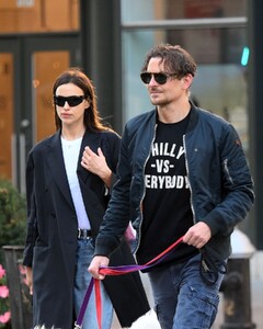 irina-shayk-and-bradley-cooper-out-for-a-walk-in-new-york-11-07-2022-3.jpg