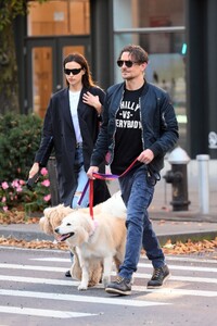 irina-shayk-and-bradley-cooper-out-for-a-walk-in-new-york-11-07-2022-7.jpg