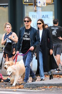irina-shayk-and-bradley-cooper-out-for-a-walk-in-new-york-11-07-2022-8.jpg