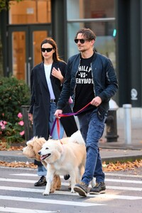 irina-shayk-and-bradley-cooper-out-for-a-walk-in-new-york-11-07-2022-9.jpg