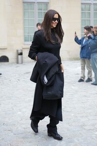 irina-shayk-arrives-at-ludovic-de-saint-sernin-show-at-paris-fashion-week-01-22-2023-5.jpg