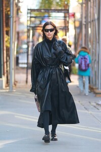 irina-shayk-in-a-black-leather-coat-out-in-new-york-11-14-2022-0.jpg