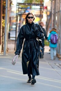 irina-shayk-in-a-black-leather-coat-out-in-new-york-11-14-2022-2.jpg