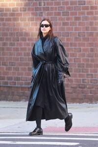 irina-shayk-in-a-black-leather-coat-out-in-new-york-11-14-2022-4.jpg