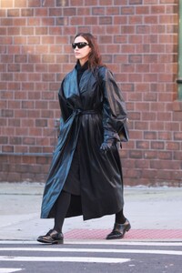 irina-shayk-in-a-black-leather-coat-out-in-new-york-11-14-2022-5.jpg