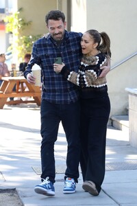 jennifer-lopez-and-ben-affleck-at-starbucks-in-santa-monica-12-11-2022-1.jpg