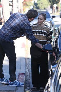 jennifer-lopez-and-ben-affleck-at-starbucks-in-santa-monica-12-11-2022-2.jpg