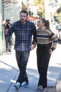 jennifer-lopez-and-ben-affleck-at-starbucks-in-santa-monica-12-11-2022-3.jpg