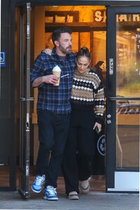 jennifer-lopez-and-ben-affleck-at-starbucks-in-santa-monica-12-11-2022-4.jpg