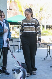 jennifer-lopez-and-ben-affleck-at-starbucks-in-santa-monica-12-11-2022-6.jpg