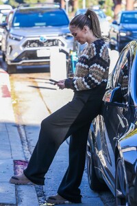 jennifer-lopez-and-ben-affleck-at-starbucks-in-santa-monica-12-11-2022-7.jpg