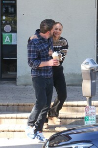 jennifer-lopez-and-ben-affleck-at-starbucks-in-santa-monica-12-11-2022-8.jpg