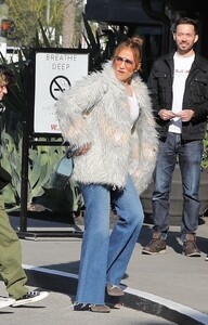 jennifer-lopez-and-ben-affleck-out-in-los-angeles-01-28-2023-4.jpg