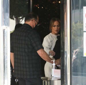 jennifer-lopez-at-xiv-karats-store-in-bevrly-hills-12-23-2022-1.jpg