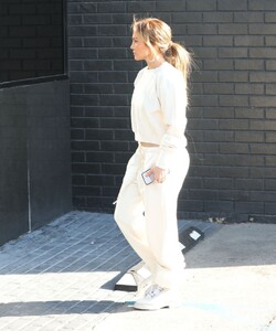 jennifer-lopez-at-xiv-karats-store-in-bevrly-hills-12-23-2022-3.jpg