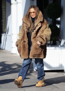 jennifer-lopez-christmas-shopping-done-at-american-rag-in-la-12-14-2022-10.jpg