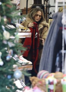 jennifer-lopez-christmas-shopping-done-at-american-rag-in-la-12-14-2022-2.jpg