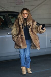 jennifer-lopez-christmas-shopping-done-at-american-rag-in-la-12-14-2022-6.jpg