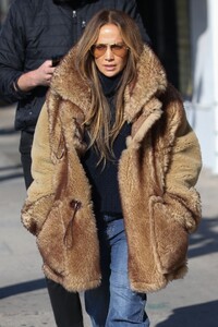 jennifer-lopez-christmas-shopping-done-at-american-rag-in-la-12-14-2022-7.jpg