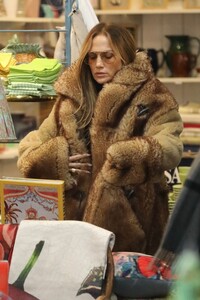 jennifer-lopez-christmas-shopping-done-at-american-rag-in-la-12-14-2022-9.jpg