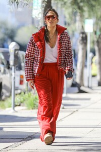 jennifer-lopez-dresses-in-red-for-christmas-los-angeles-12-24-2022-6.jpg