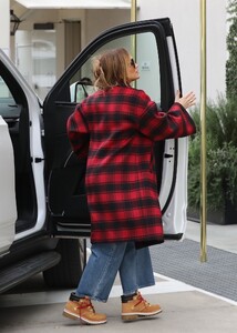 jennifer-lopez-out-in-beverly-hills-12-15-2022-0.jpg