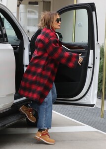 jennifer-lopez-out-in-beverly-hills-12-15-2022-1.jpg