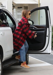 jennifer-lopez-out-in-beverly-hills-12-15-2022-3.jpg