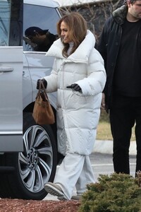 jennifer-lopez-out-in-boston-01-10-2023-2.jpg