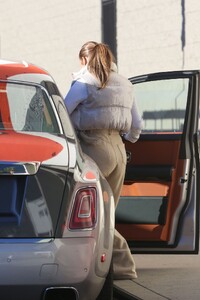 jennifer-lopez-out-in-hollywood-12-16-2022-5.jpg