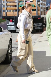jennifer-lopez-out-in-hollywood-12-16-2022-6.jpg
