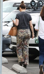 jennifer-lopez-shopping-in-los-angeles-12-26-2022-1.jpg