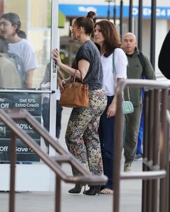 jennifer-lopez-shopping-in-los-angeles-12-26-2022-3.jpg