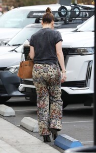 jennifer-lopez-shopping-in-los-angeles-12-26-2022-6.jpg