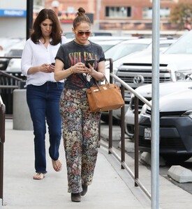 jennifer-lopez-shopping-in-los-angeles-12-26-2022-8.jpg