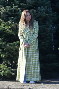 jennifer-lopez-shopping-in-santa-monica-12-03-2022-0.jpg