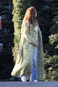 jennifer-lopez-shopping-in-santa-monica-12-03-2022-2.jpg