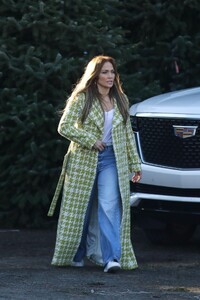 jennifer-lopez-shopping-in-santa-monica-12-03-2022-5.jpg