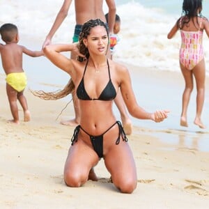 juliana-nalu-in-bikini-at-a-beach-in-rio-de-janeiro-12-25-2022-8.jpg