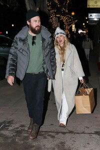 kate-hudson-and-danny-fujikawa-shopping-in-aspen-12-21-2022-0.jpg